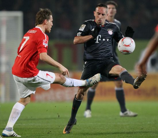 切尔西利物浦失分，利兹联逃离降级区，英超积分榜最新出炉（英超积分榜更新：切尔西、利物浦丢分，利兹联暂脱降级区）