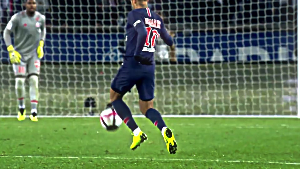 高效发挥！亚历山大半场6中5拿到17分3篮板3助攻（手感火热！亚历山大半场6投5中砍下17分3篮板3助攻）