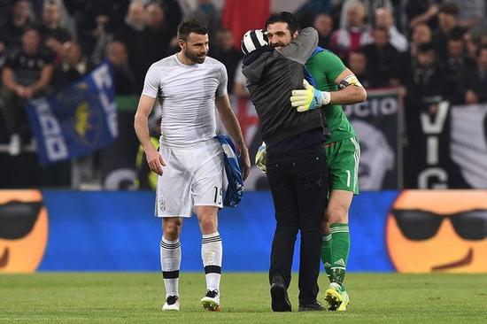 图赫尔：孔萨小腿紧张留在伦敦检查，我不介意福登踢9号位（图赫尔：孔萨小腿不适留伦敦检查，福登踢9号位我不反对）