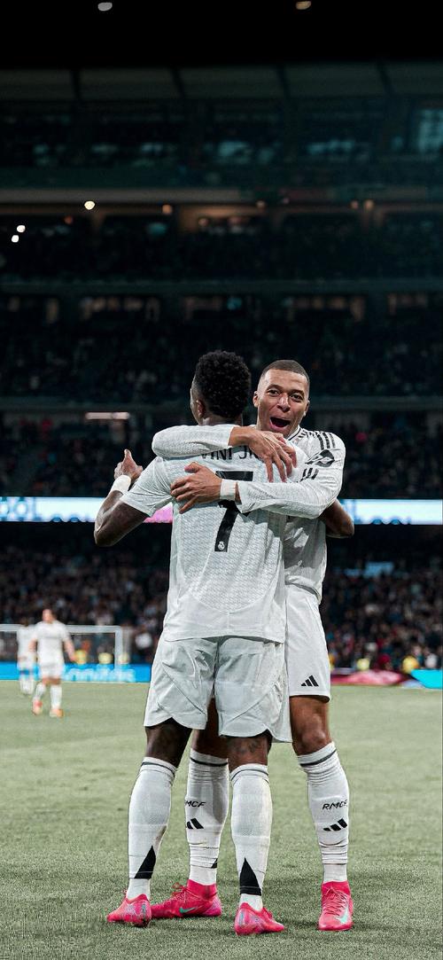 记者：齐尔克泽有可能会离队，曼联有信心从他身上收回转会费（名记：齐尔克泽或将离队，曼联有信心回收转会费）